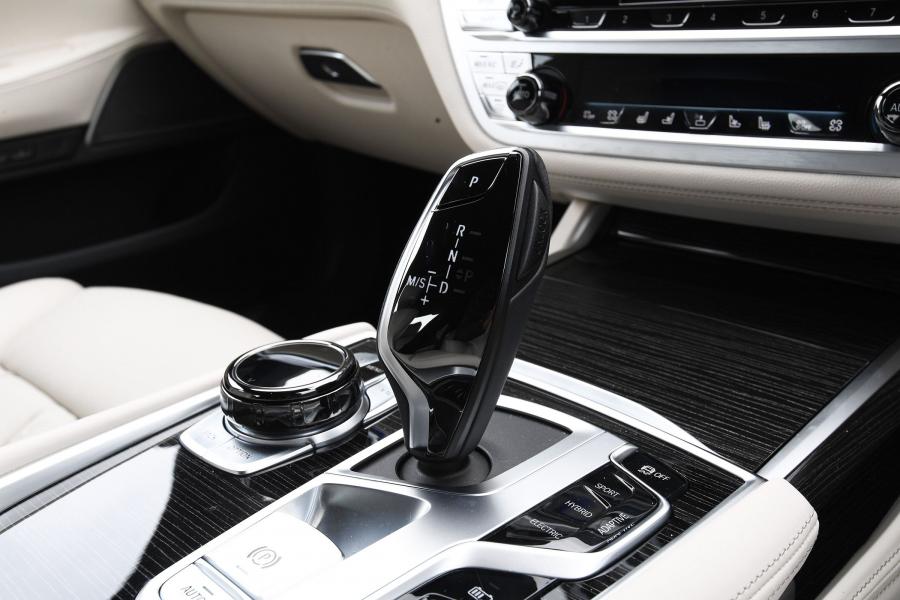 Детали интерьера BMW 745Le xDrive (G12) 2019 года  (UK) (фото 24 из 26)